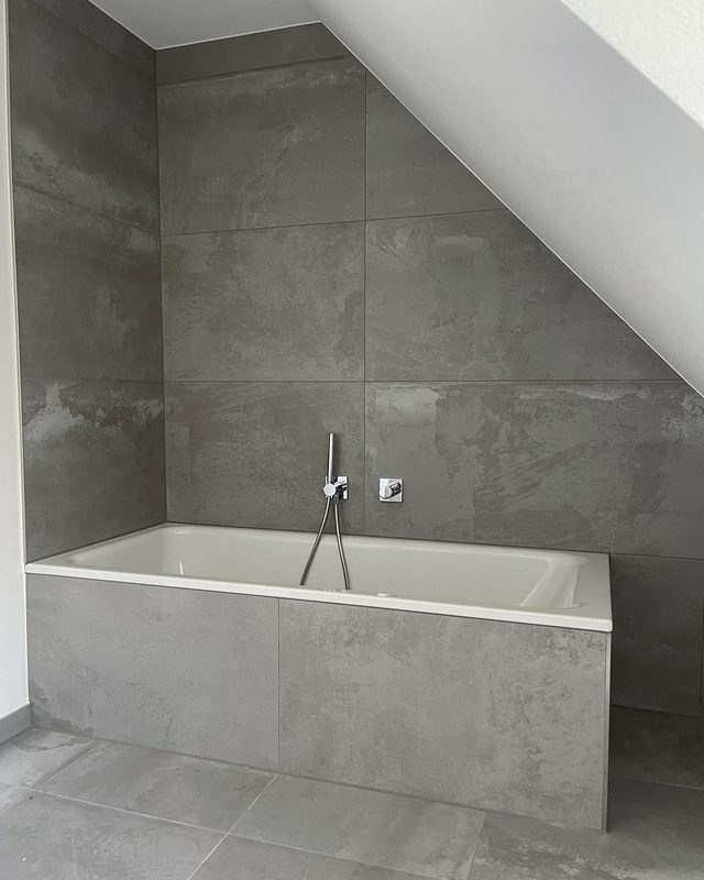 Badewanne mit Dachschräge