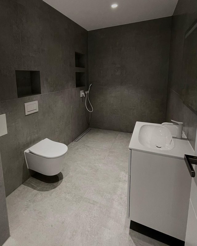 Modernes Duschbad mit bodengleicher Dusche